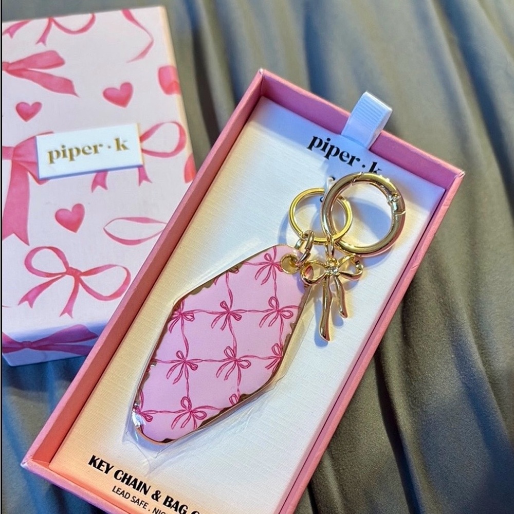 TikTok viral PIPER•K Pink Bow Motel Key Keychain & Bag Charm NEW in matching box - Picture 2 of 5